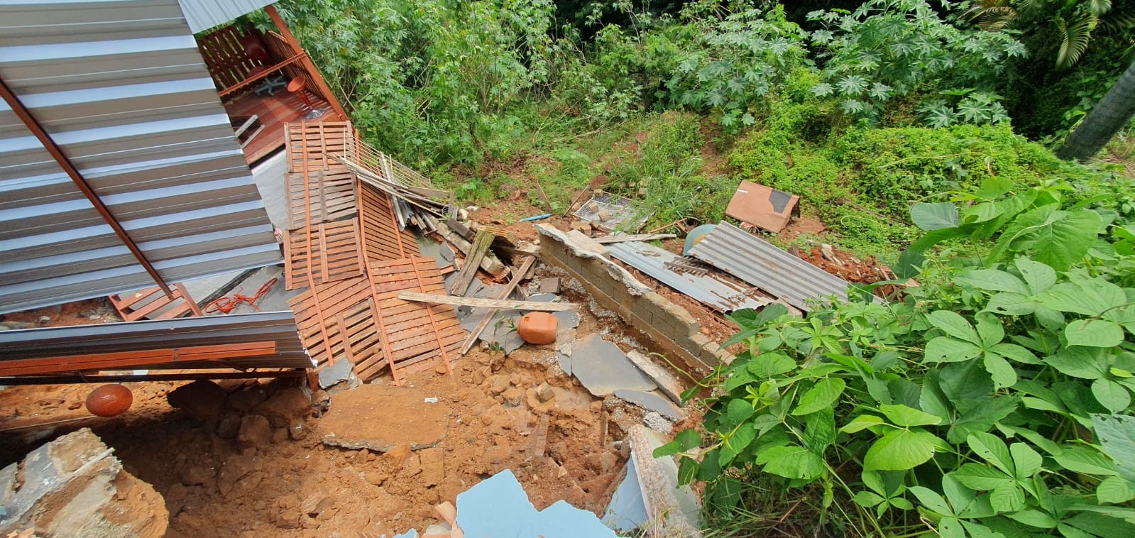 Casa interditada em 2023 desaba após erosão em Divinópolis; dono usou auxílio para ampliar imóvel em obra ilegal