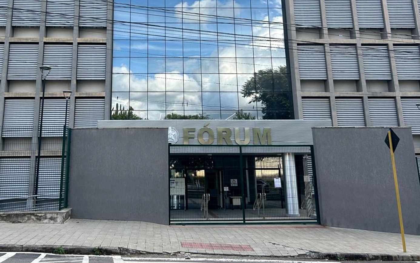 Homem é condenado a 12 anos de prisão por tentativa de feminicídio e furto em Varginha, MG