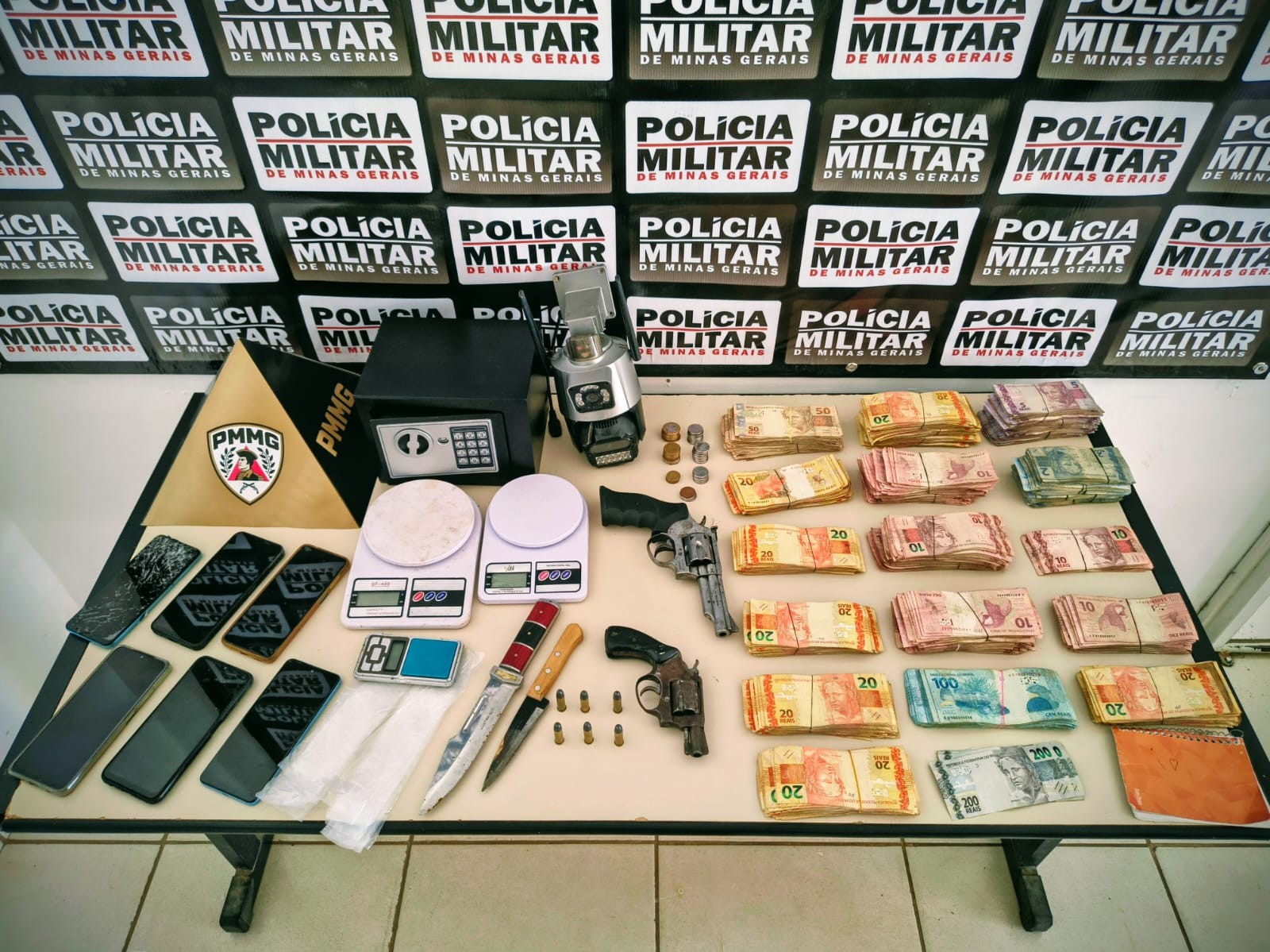 Operação da PM apreende duas armas e cofre contendo R$ 42 mil em São Romão