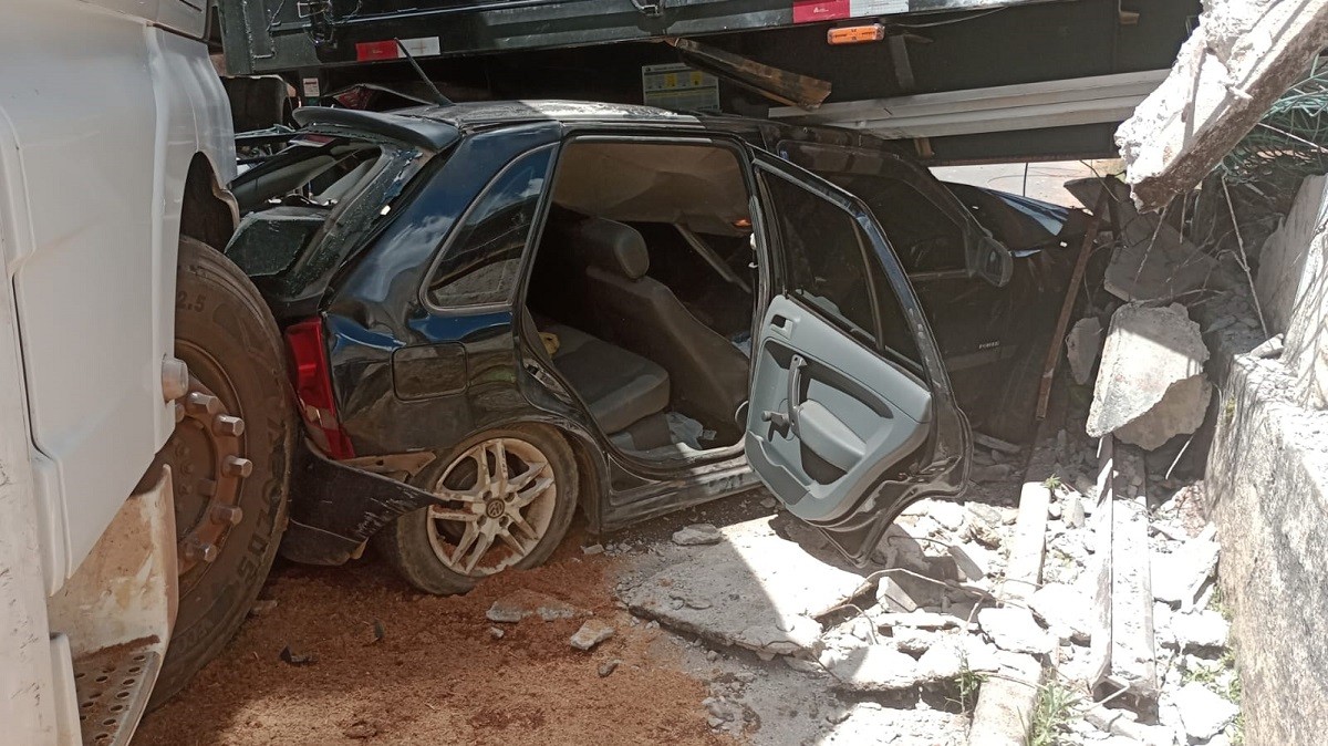 VÍDEO: Acidente envolvendo carreta, trem e dois carros deixa homem ferido em Carandaí