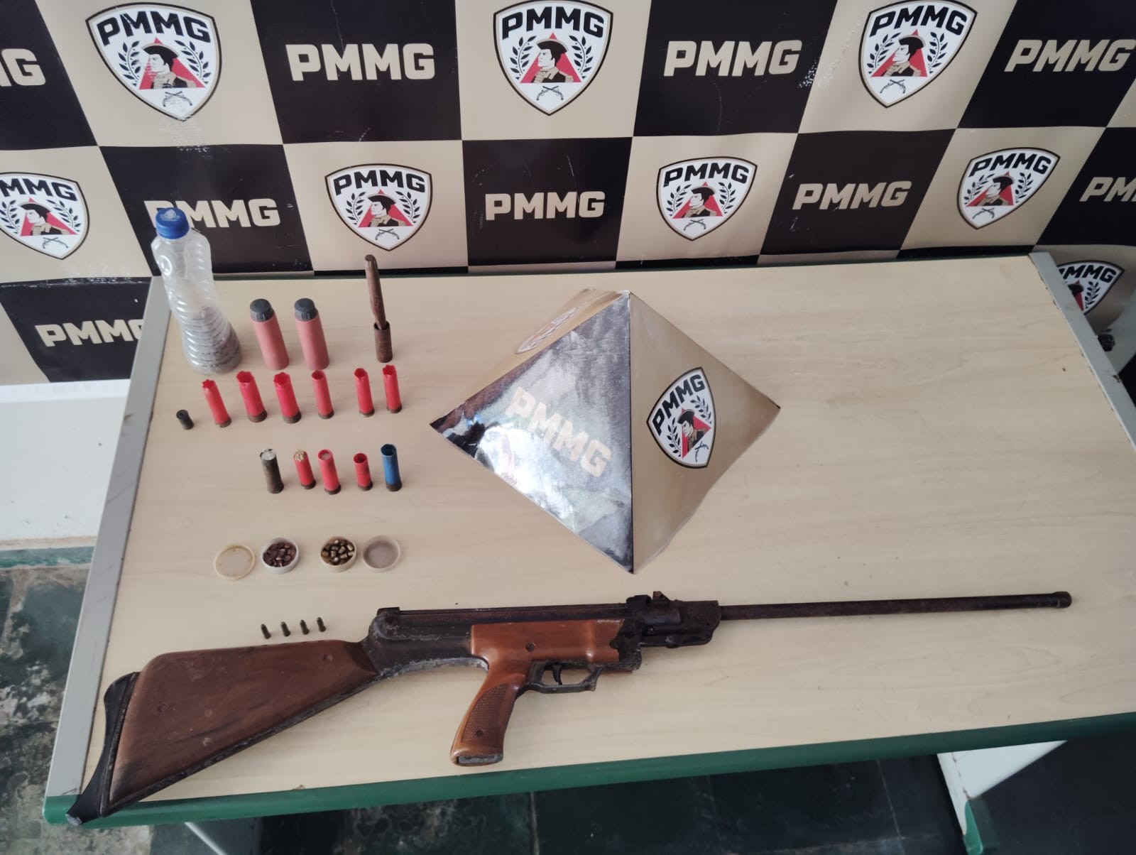 Adolescente liga para PM pedindo socorro ao ver pai ameaçando matar mãe com arma em MG