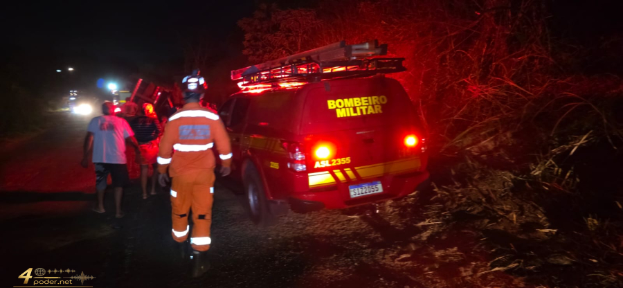 Carreta com carga de café tomba e deixa motorista ferido em Alfenas