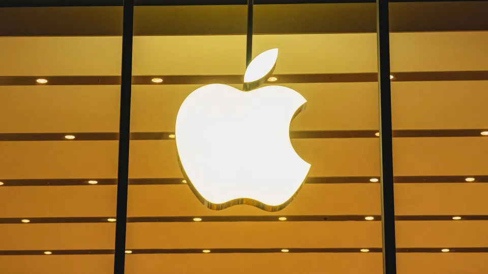 Apple, aos 50 anos, atravessa transição da IA apostando no que deu certo no passado