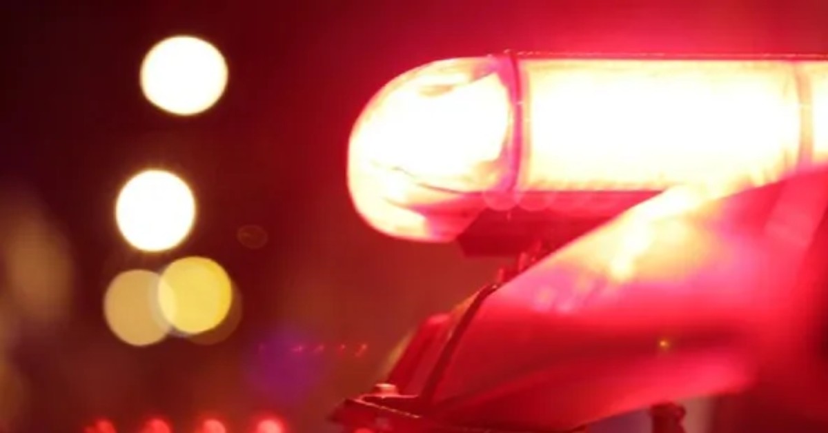 Após se envolver em discussão em bar, homem é atacado com tiros e facadas por suspeito encapuzado