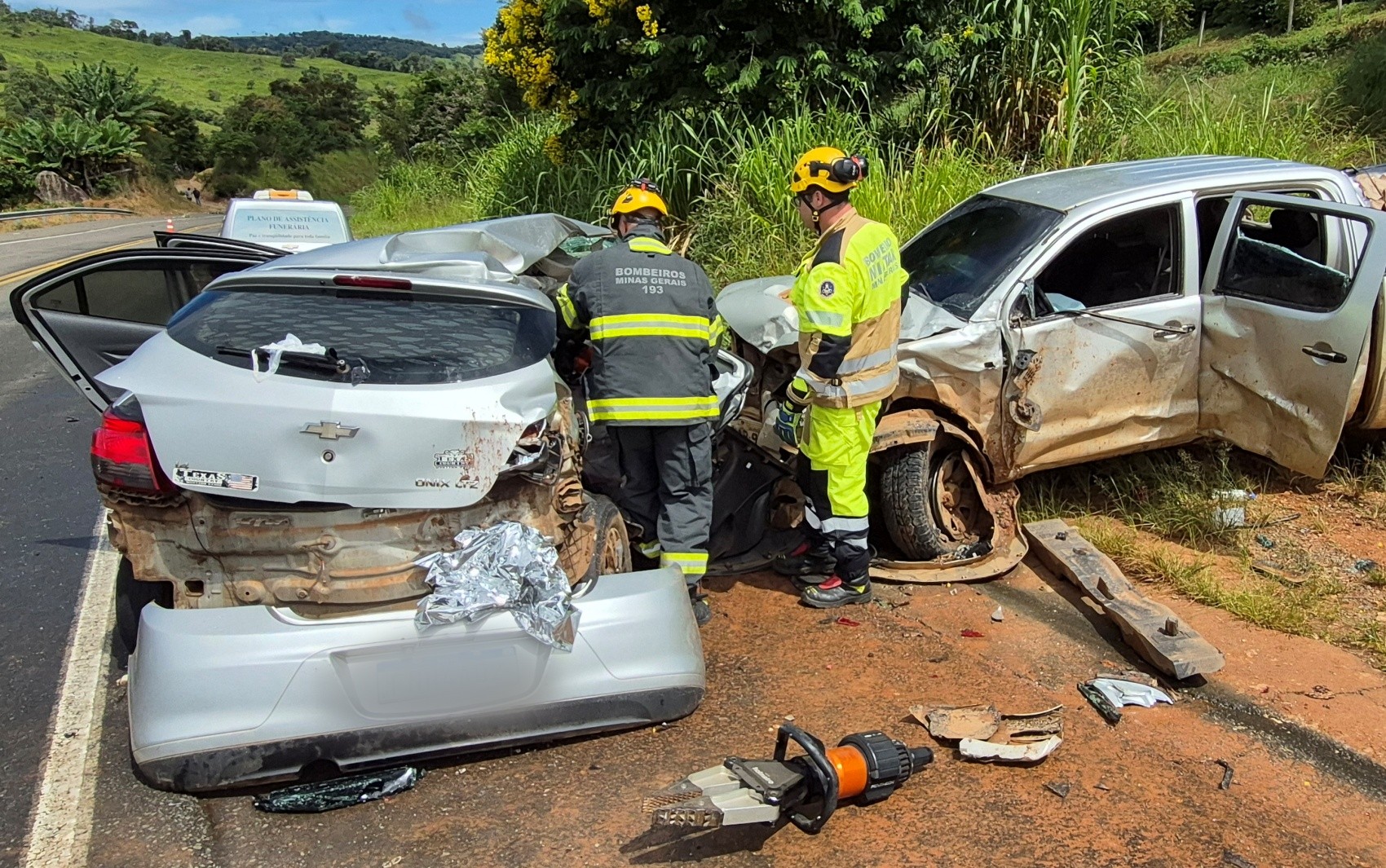 Homem morre e três pessoas ficam feridas em acidente entre carro e caminhonete na BR-146