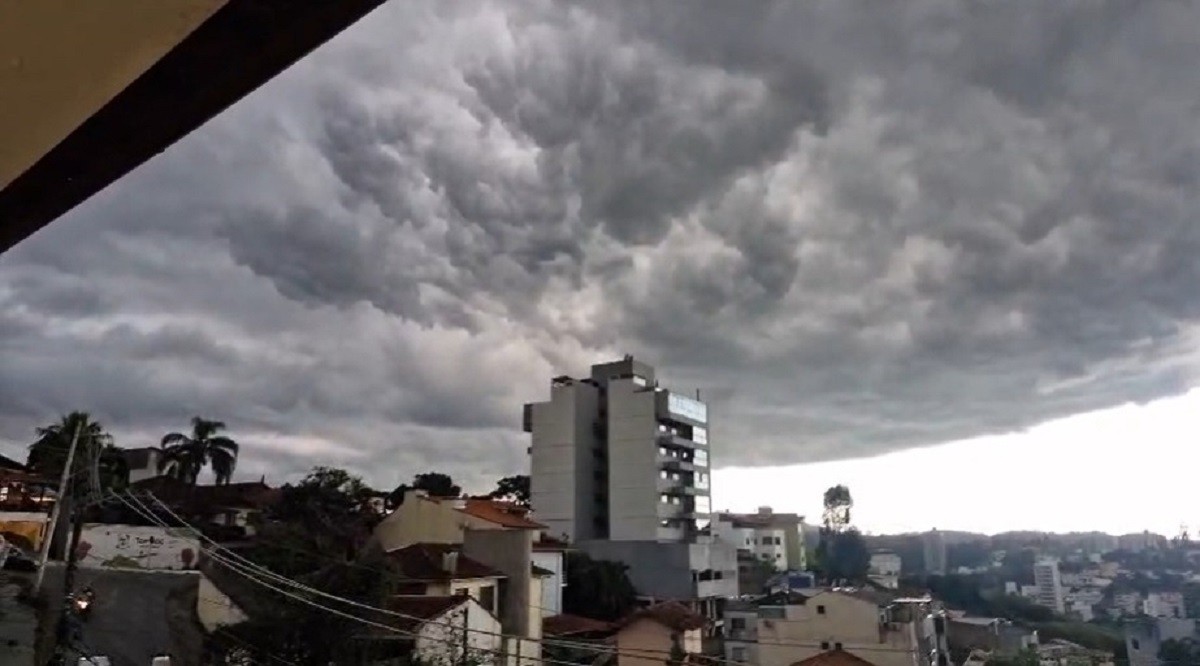 Chuva faz 'dia virar noite' em Juiz de Fora; Inmet emite alerta de temporais para a região