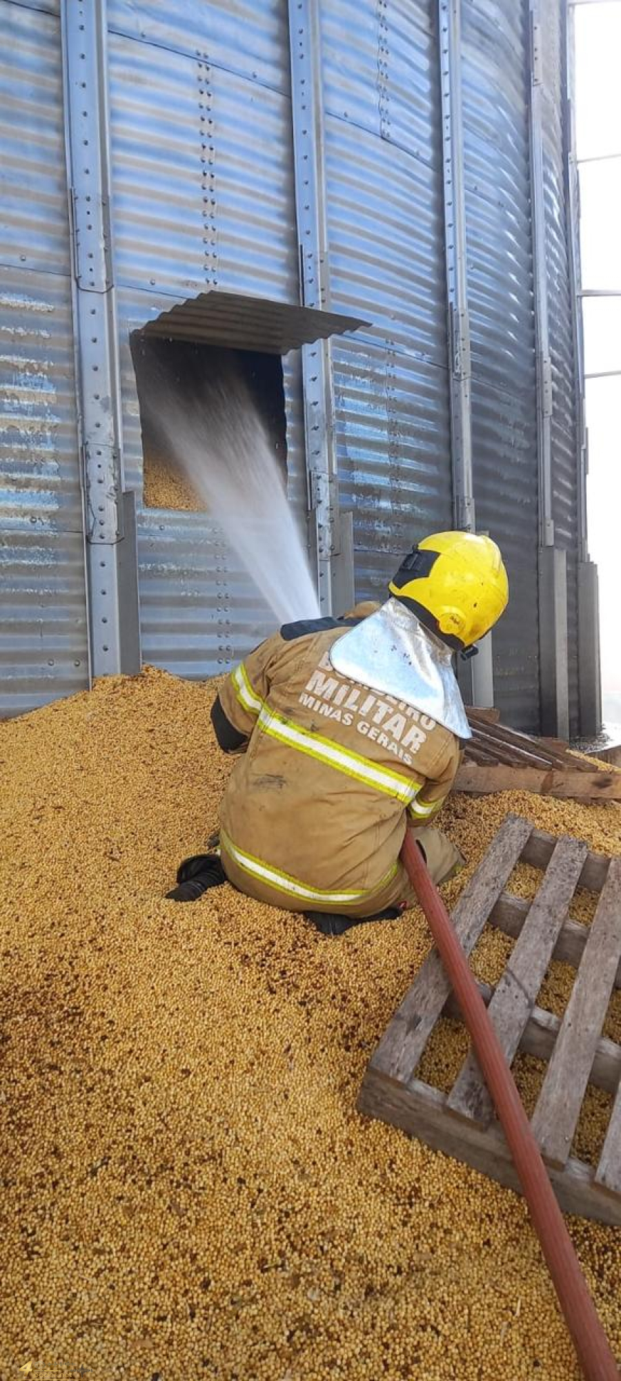 Bombeiros controlam incêndio em silo de soja em Boa Esperança