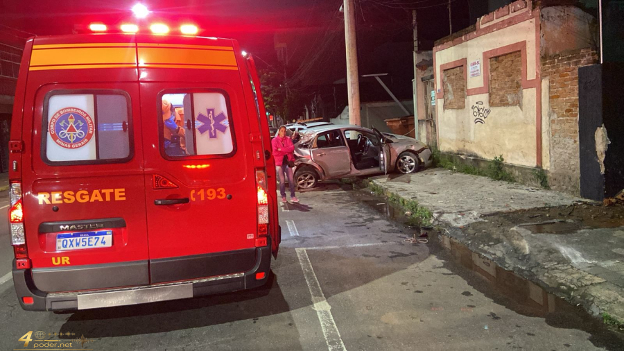 Veículo atinge muro e deixa três feridos em acidente em Varginha