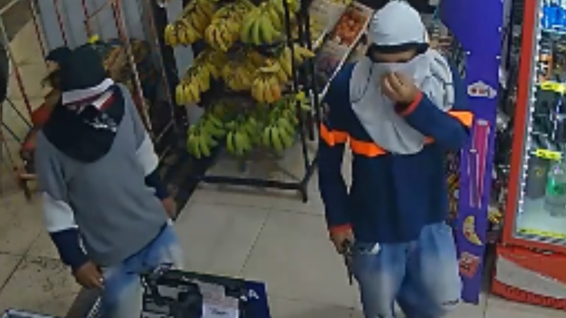 VÍDEO: Assaltantes armados com revólver roubam mercado e deixam prejuízo de R$ 1 mil em MG