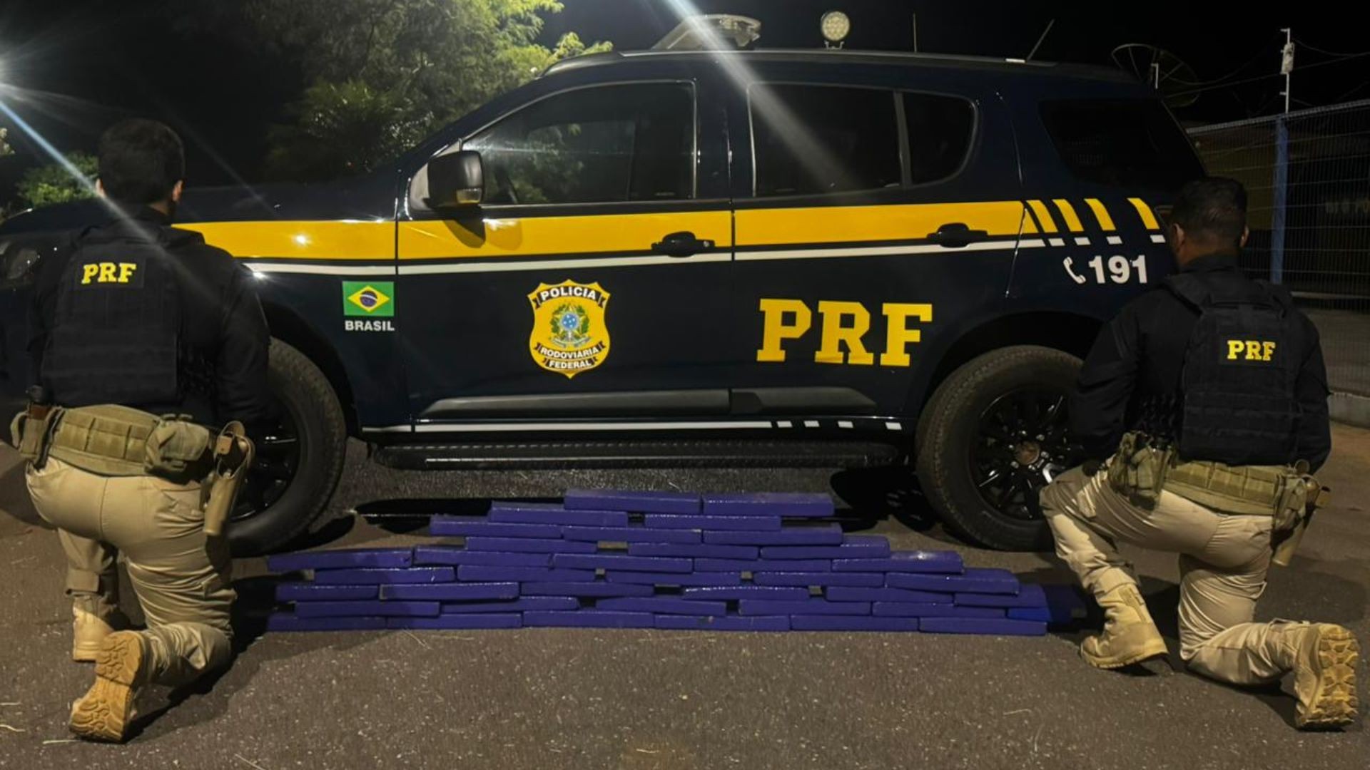 VÍDEO: Perseguição policial termina com apreensão de droga e carro abandonado por suspeito na BR-365