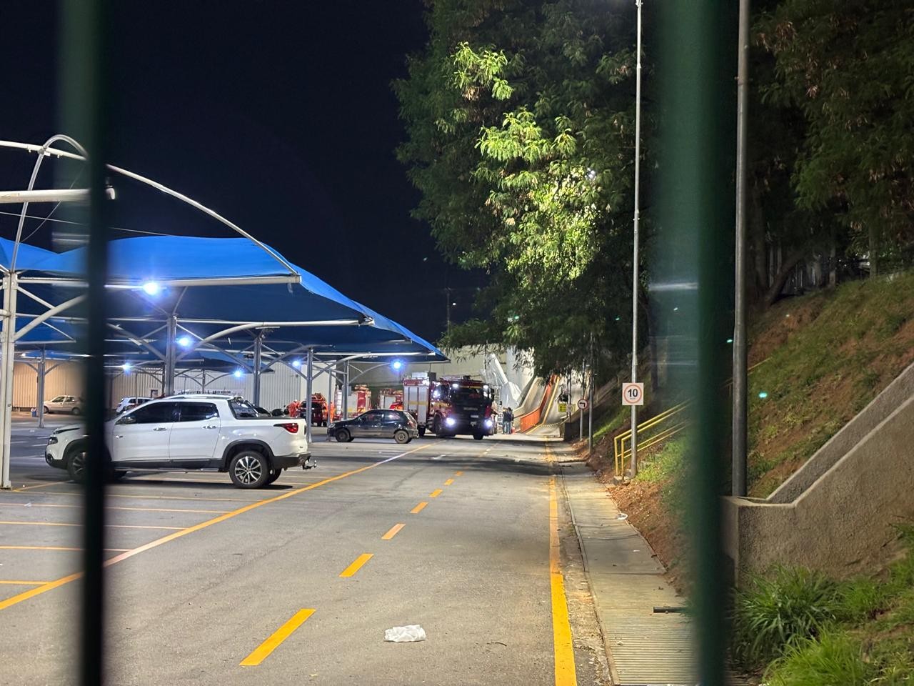 Supermercado onde homem morreu após ser atingido por caixa d'água está com alvará vencido, diz prefeitura