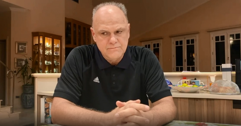 Oscar Schmidt passa mal e é internado