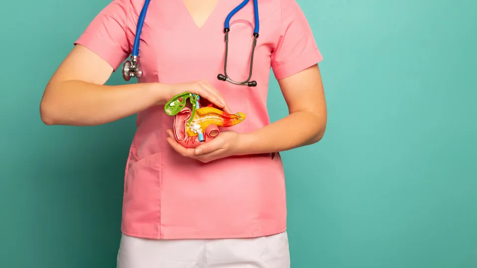 Quais os principais sintomas de uma pancreatite? E como preveni-la?