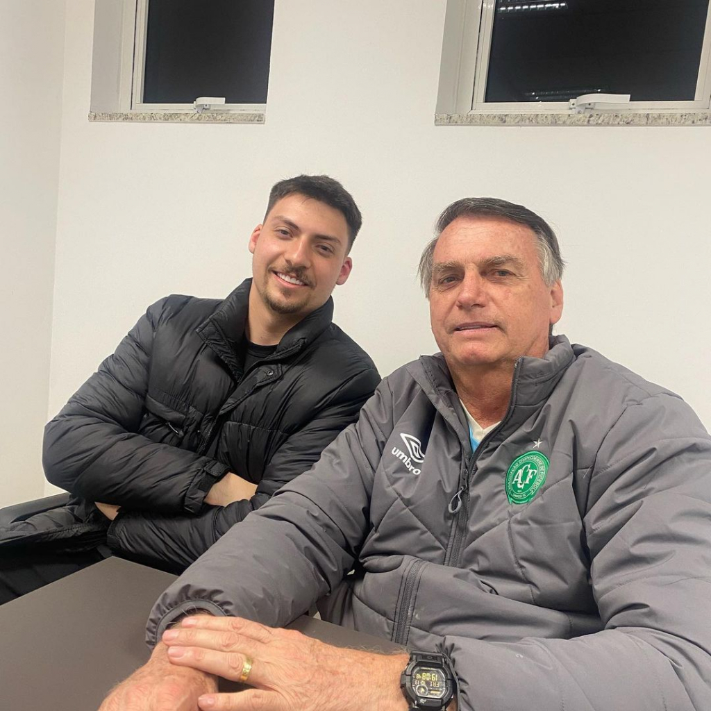 Jair Renan visita Bolsonaro em Brasília e diz que o ‘velho é resiliente’