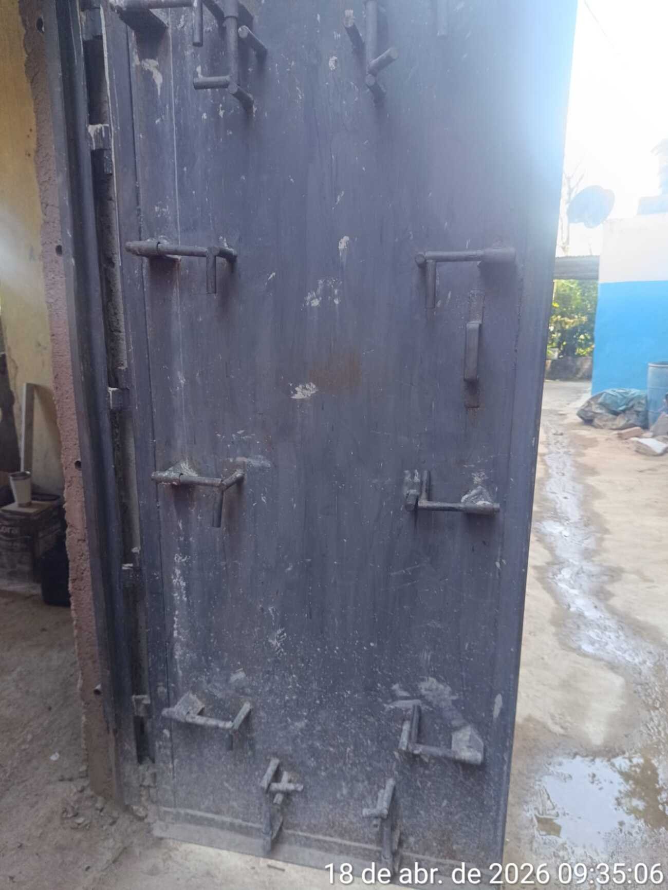 'Fortaleza' do tráfico com porta de aço maciço com 12 travas é encontrada pela PM em Governador Valadares