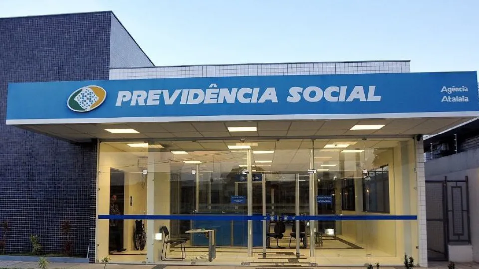 INSS paga primeira parcela do 13º a aposentados a partir de sexta; veja calendário e quem recebe