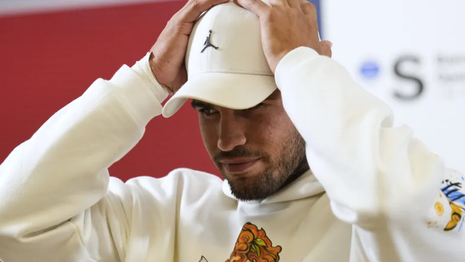 Carlos Alcaraz desiste do Roland Garros devido a lesão no pulso