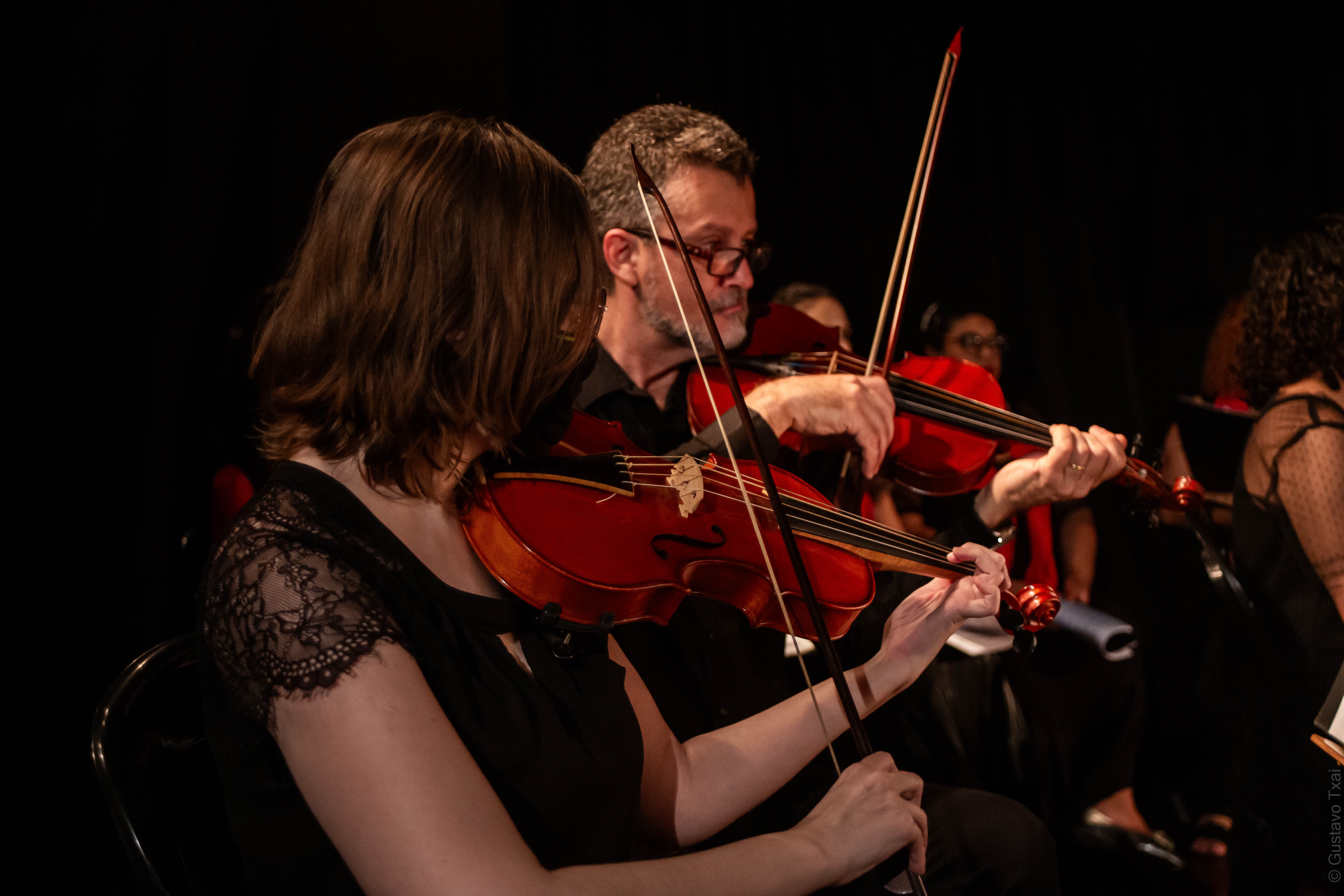 Orquestra com instrumentos de cordas feitas com tripas de animais apresenta espetáculo sobre Tiradentes em BH