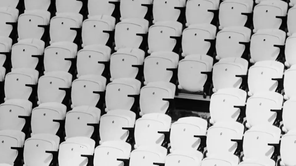 Após caso de racismo no Dérbi, Corinthians retira assento de estádio