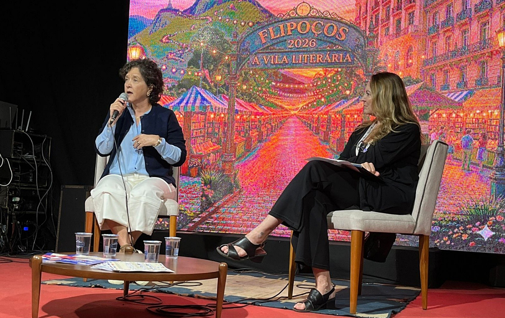 Carla Madeira é aplaudida ao manifestar preocupação com a exploração de terras raras no Flipoços: 'Protejam este lugar lindo'