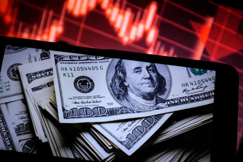 Dólar abre semana em queda e fecha a R$ 4,98 com impasse em negociações de paz