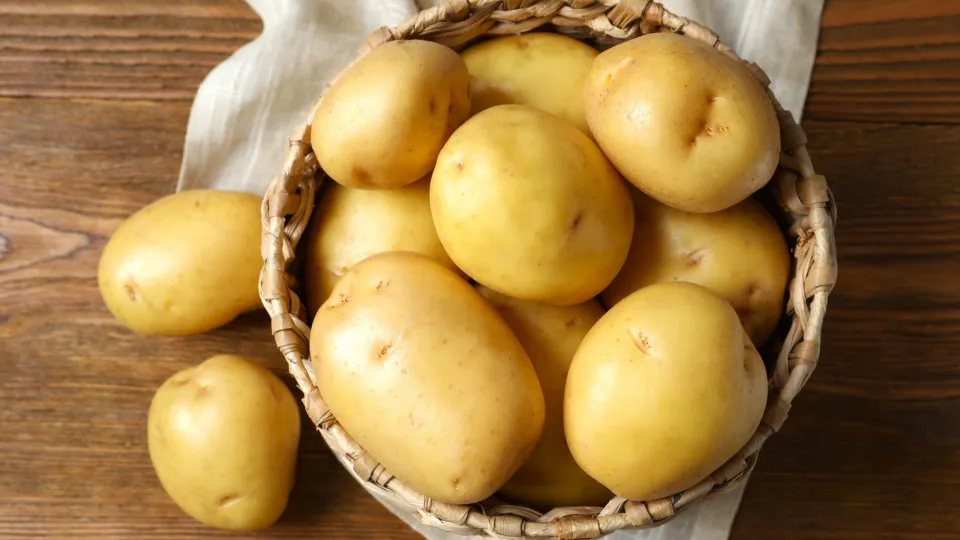 Batata estraga rápido? Truque com maçã pode evitar desperdício