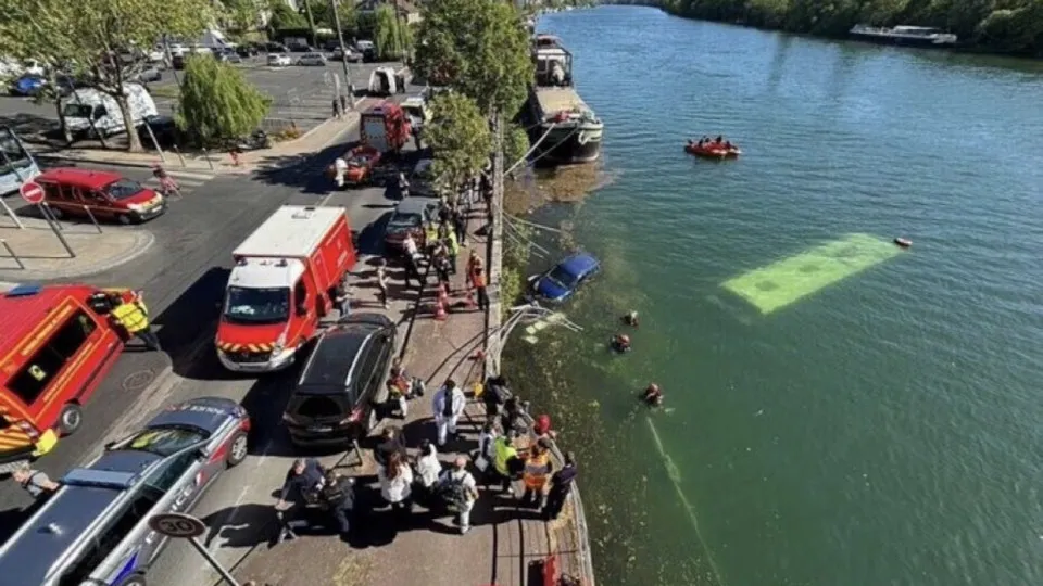 Ônibus escolar cai no rio Sena após motorista 'perder o controle'
