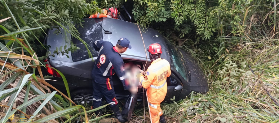 Carro cai em ribanceira na MGC-369 e deixa uma pessoa ferida