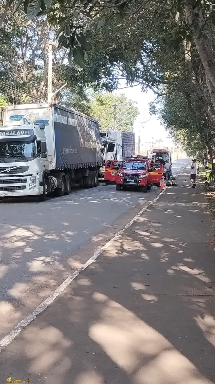 Colisão entre caminhões deixa motorista ferido no Distrito Industrial