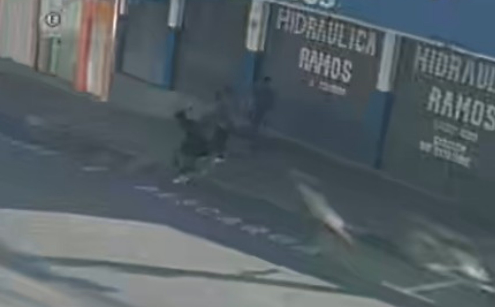 VÍDEO: Homem rouba bolsa e derruba mulher em rua de Poços de Caldas
