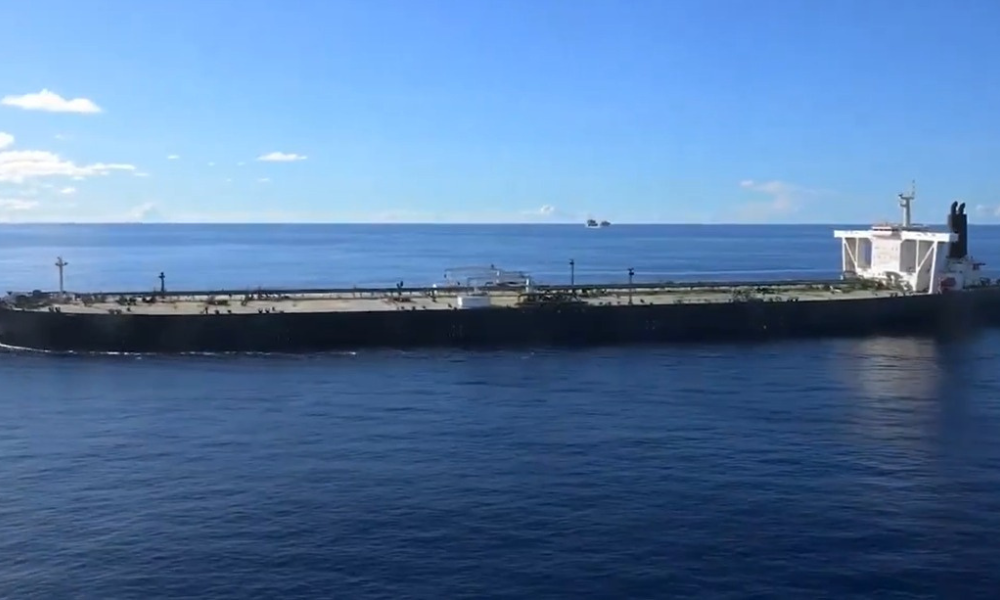 Mísseis iranianos atingem navio dos EUA no Estreito de Ormuz, diz agência