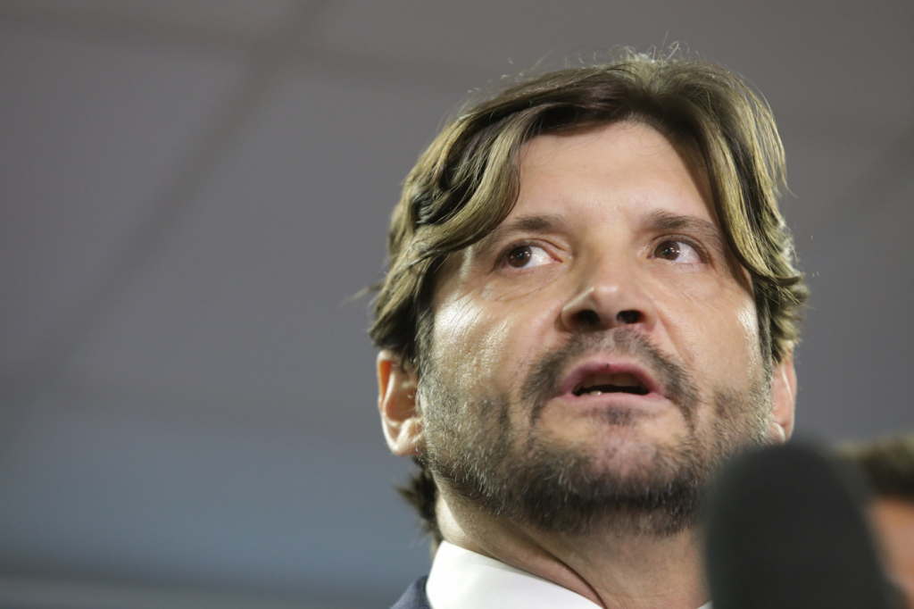 Anúncio de André do Prado no Senado é esperado para esta semana pelas redes sociais de Eduardo
