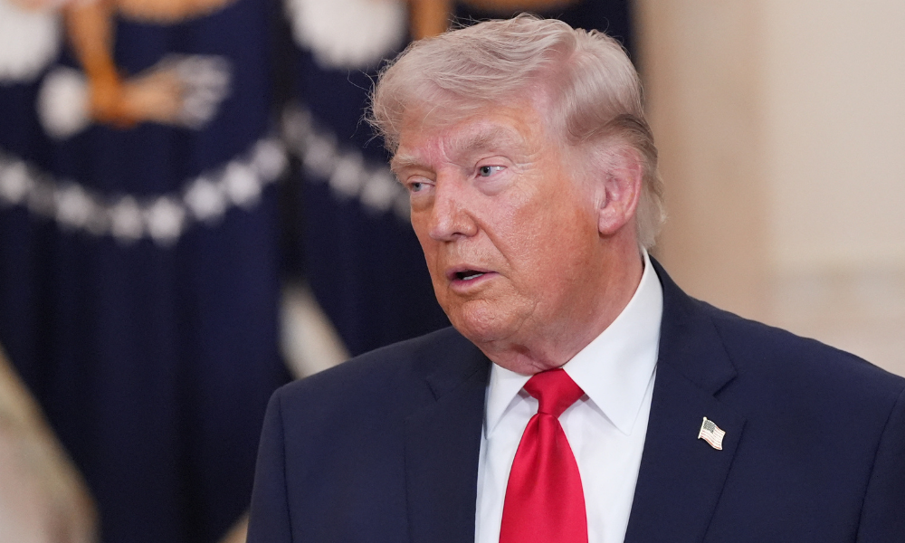Democratas investigam perdões concedidos por Trump por suposta corrupção