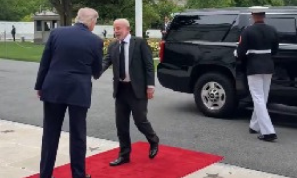 Lula chega à Casa Branca e é recebido por Trump; veja vídeo
