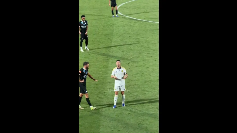 Provocado com gritos por Messi, Cristiano Ronaldo reage com dança; veja