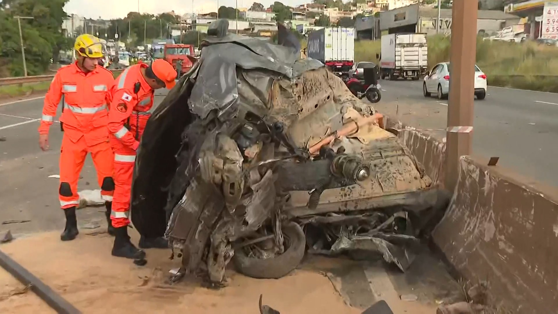 "Veio à minha mente: 'morri'. Foi uma batida bem forte": veja relato de motorista de carro retorcido em acidente no Anel Rodoviário