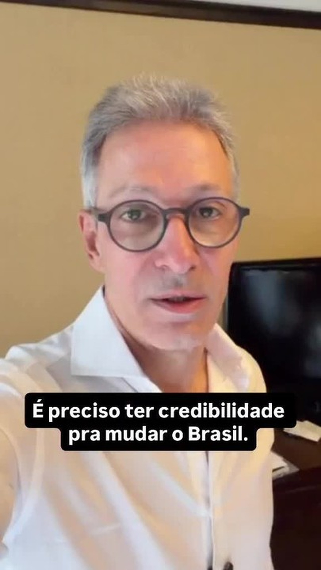 Zema critica Flávio Bolsonaro: 'Ouvir você cobrando dinheiro do Vorcaro é imperdoável'