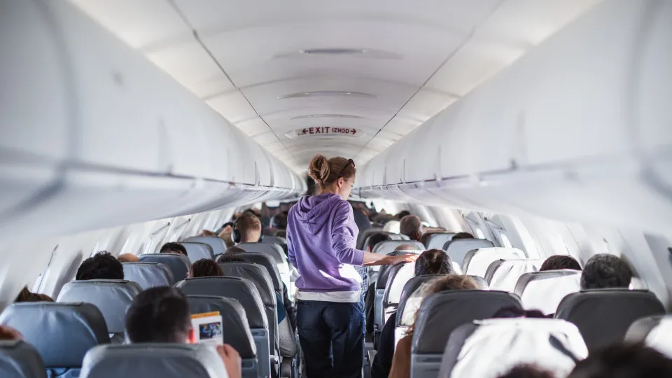 Comissária revela o lugar mais nojento do avião e faz alerta