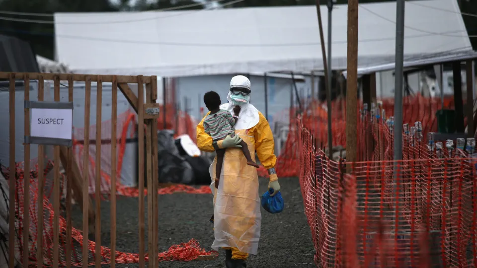 OMS declara surto de Ebola: os vírus que mais matam no mundo em ranking