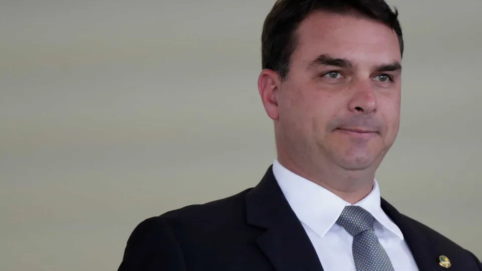 Flávio Bolsonaro manteve como assessor ex-dirigente da Caixa demitido por assédio