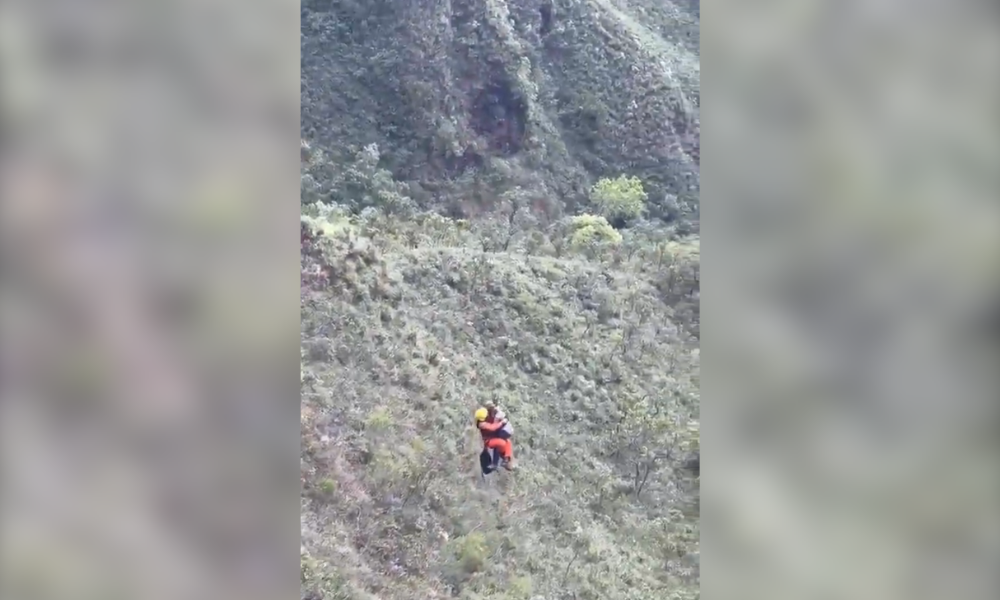 Mulher é resgatada após ser jogada de penhasco pelo ex-marido em MG; veja vídeo