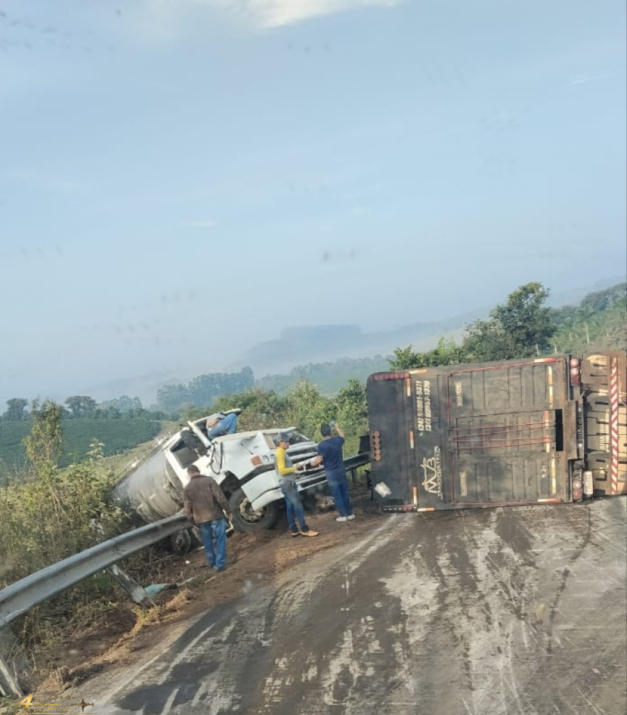 Grave acidente envolve carreta com bezerros e caminhão de leite