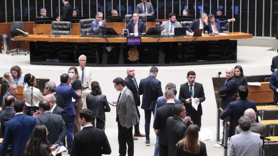 Redução da maioridade penal para 16 anos é aprovada em comissão e avança na Câmara