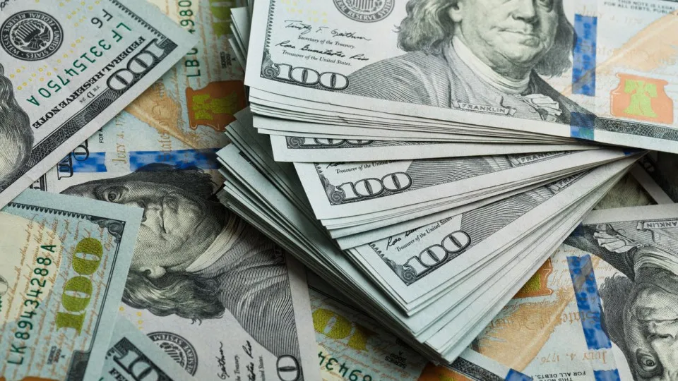 Dólar sobe após Fed duro e Copom alivia juros curtos