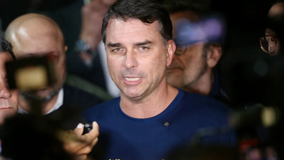 Flávio Bolsonaro defende redução da maioridade penal para 16 anos; 14 em crimes hediondos