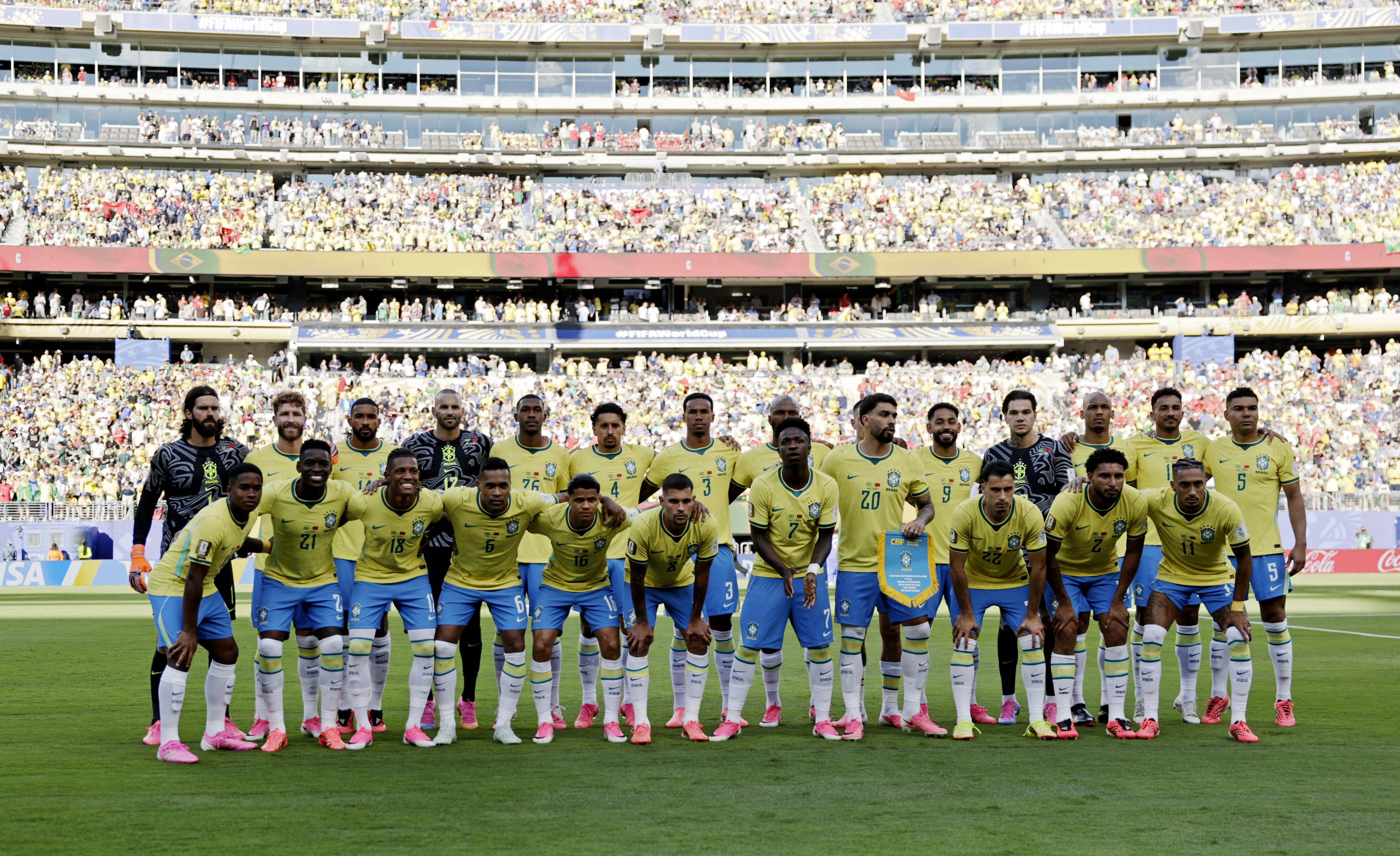 Prefeitura de BH muda expediente durante Copa para liberar funcionários até duas horas antes de jogos do Brasil