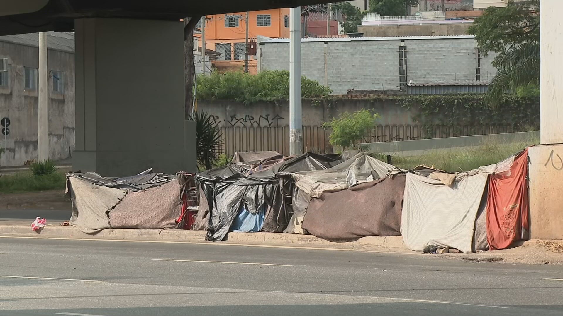 Prefeitura de BH sanciona lei que determina remoção de itens para desobstruir ruas e calçadas