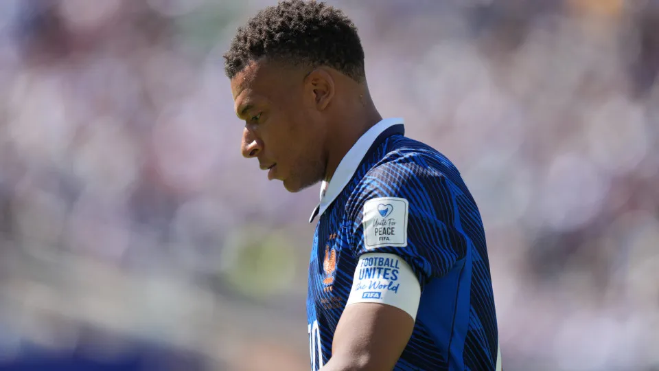 Depois de chuva e pausa, França de Mbappé não dá chances ao Iraque