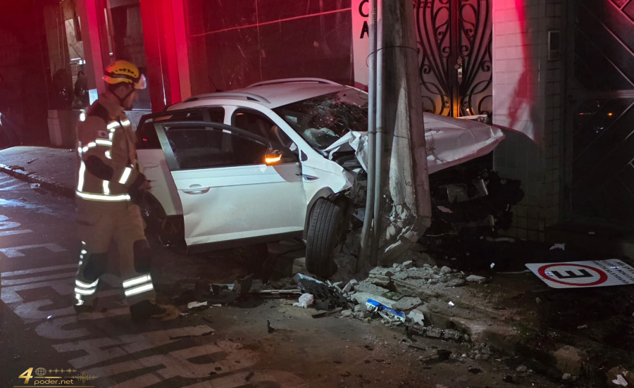 Colisão entre três veículos deixa mulher ferida no Centro de Alfenas