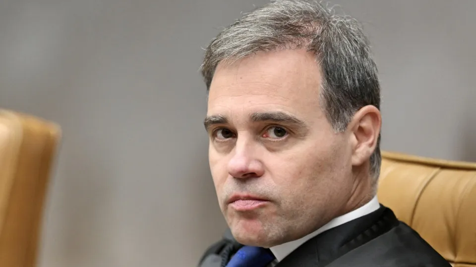 Mendonça vira peça-chave no embate entre Flávio e Michelle com relatoria do caso 'Dark Horse'